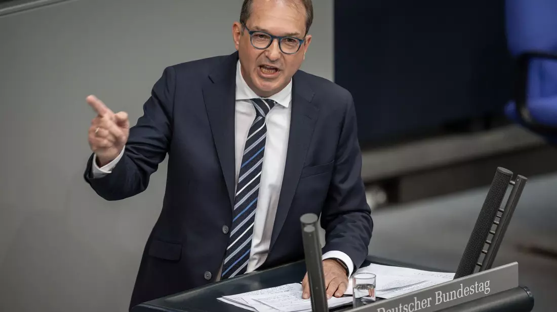 Hat gut lachen: Alexander Dobrindt soll neuer Bundesinnenminister werden. (Archivbild) - Bild: Michael Kappeler/dpa