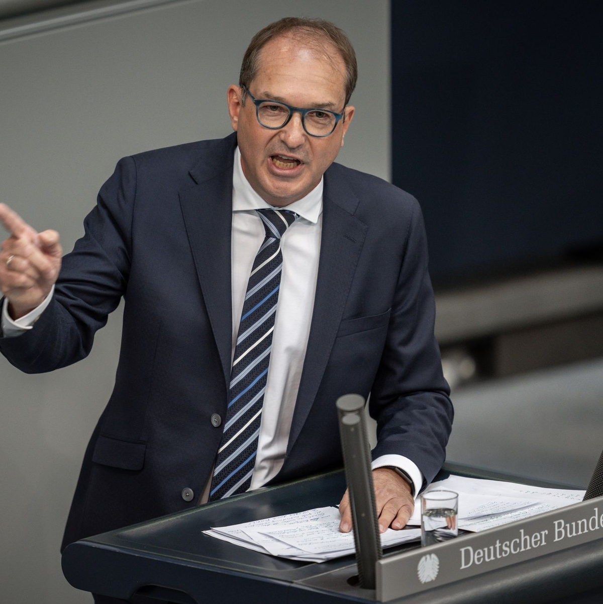 Bundesinnenminister Alexander Dobrindt legt neue Zahlen vor. (Archivfoto) - Foto: Michael Kappeler/dpa