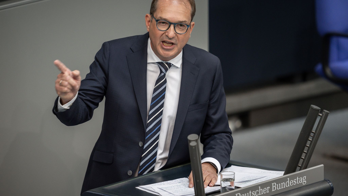 Bundesinnenminister Alexander Dobrindt (CSU) will abgelehnte Asylbewerber in sogenannte Return Hubs abschieben können. (Archivbild) - Foto: Michael Kappeler/dpa