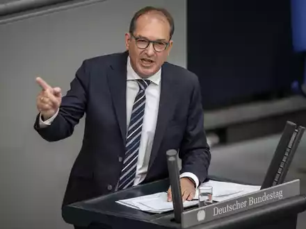 Jahrelang steuerte Alexander Dobrindt die CSU-Linie durch die Berliner Bundespolitik - nun wechselt er erneut ins Kabinett. - Foto: Michael Kappeler/dpa