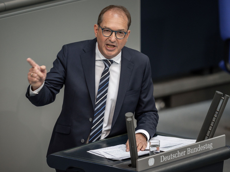 Hat gut lachen: Alexander Dobrindt soll neuer Bundesinnenminister werden. (Archivbild) - Foto: Michael Kappeler/dpa