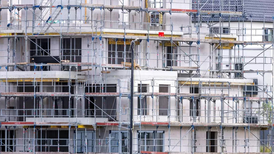 Ohne Balkons, Keller und mit dünneren Decken könnten Wohnungen billiger werden. (Archivbild) - Bild: Jens Büttner/dpa