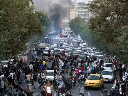 Der Tod der jungen Iranerin Mahsa Amini im September 2022 hatte landesweit Proteste ausgelöst - in vorderster Reihe: Frauen. (Symbolbild) - Foto: Uncredited/AP/dpa