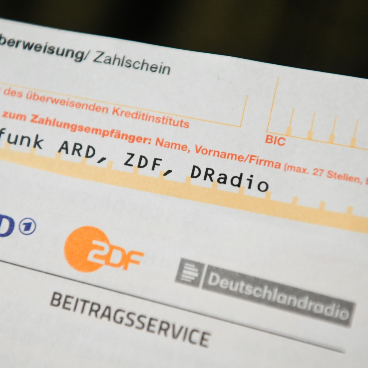 Bisher kostet der Rundfunkbeitrag 18 Euro und 36 Cent. Das wird sich ändern. - Foto: Nicolas Armer/dpa