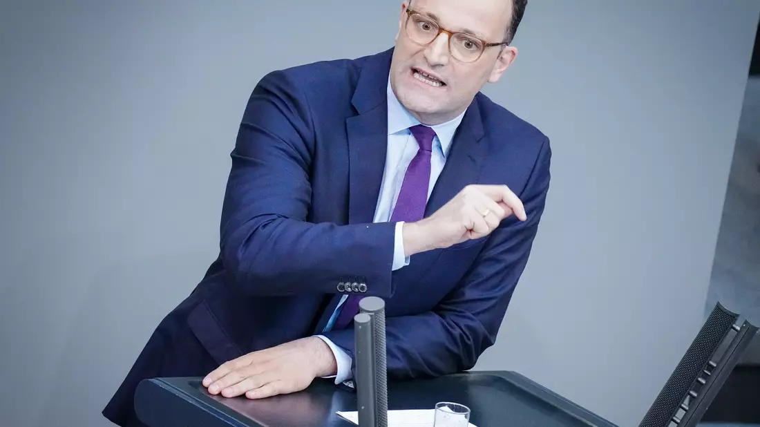 Soll für Friedrich Merz die Unionsfraktion in der neuen Legislatur im Bundestag anführen: Ex-Gesundheitsminister Jens Spahn. - Bild: Kay Nietfeld/dpa