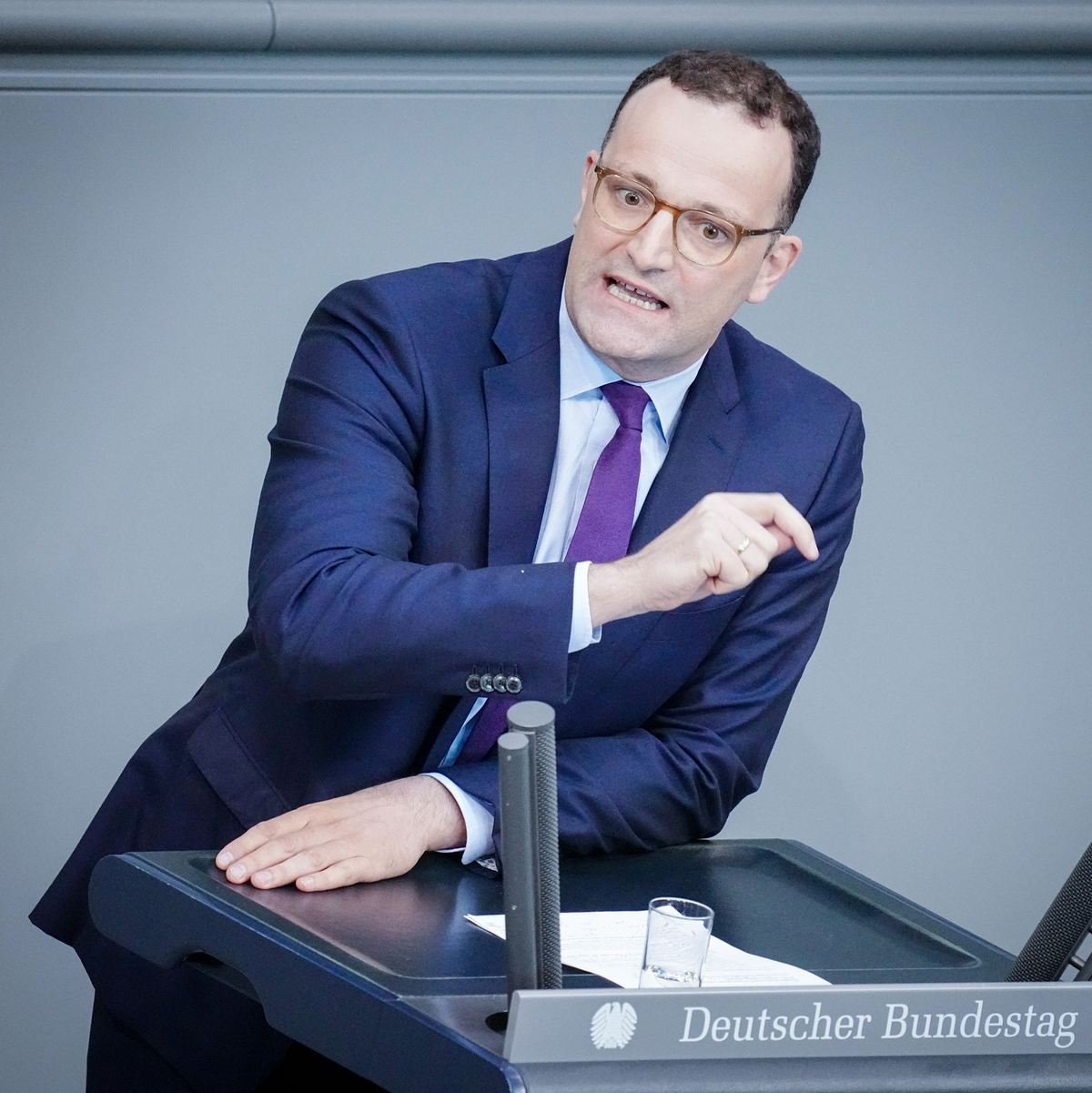 Jens Spahn (CDU), Bundestagsabgeordneter, spricht bei der Sitzung des Bundestags mit der ersten Lesung zur Änderung des Gebäudeenergiegesetzes. - Foto: Kay Nietfeld/dpa
