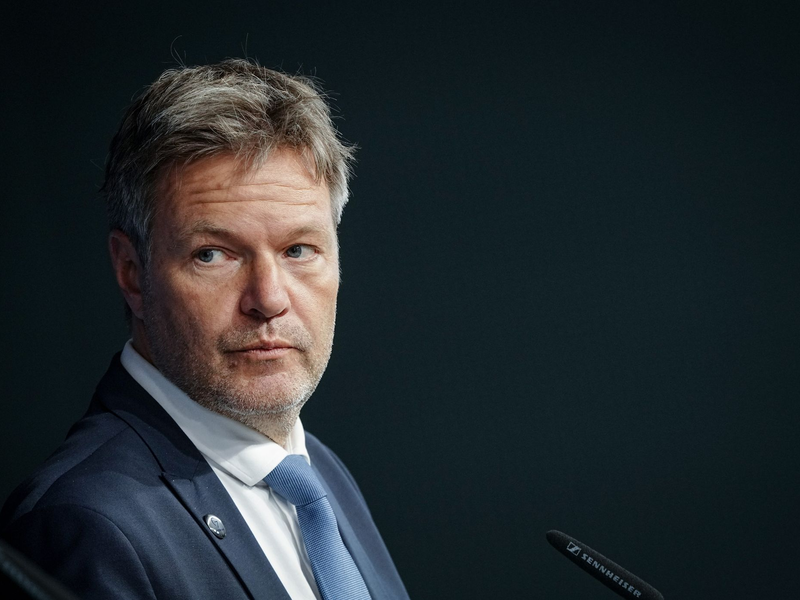 Bundeswirtschaftsminister Robert Habeck nennt die wirtschaftliche Lage nicht zufriedenstellend.  - Foto: Kay Nietfeld/dpa