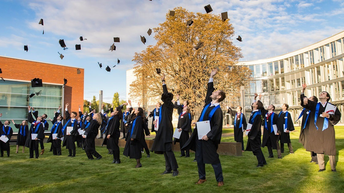 POL-HA: Graduierungsfeier in der Hagener Stadthalle - Neue Mitarbeitende für Polizei und Verwaltung - Foto: presseportal.de