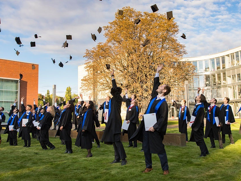 POL-HA: Graduierungsfeier in der Hagener Stadthalle - Neue Mitarbeitende für Polizei und Verwaltung - Foto: presseportal.de