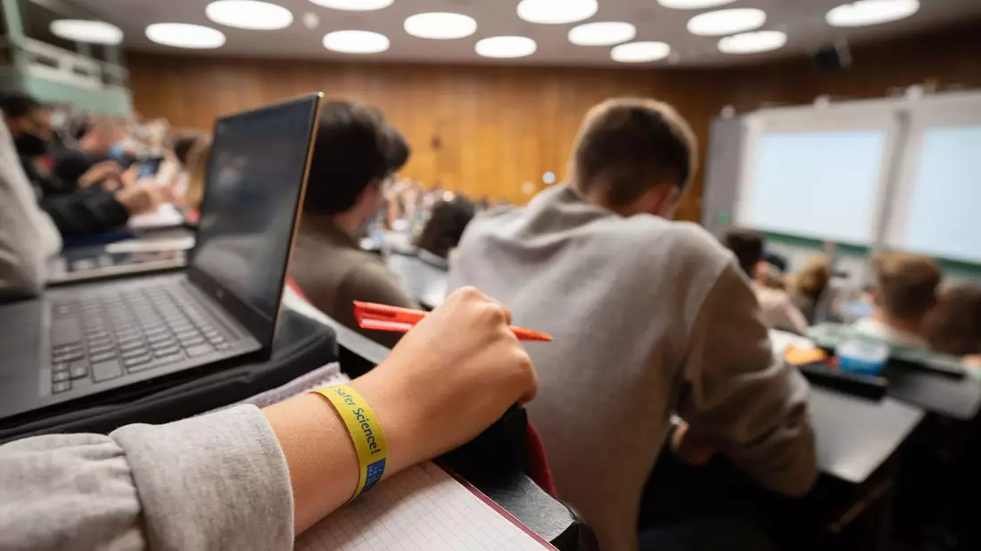 Das Erasmus+-Programm ist vor allem für Auslandsaufenthalte von Studierenden bekannt. (Symbolbild)  - Bild: Julian Stratenschulte/dpa