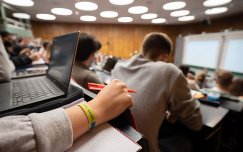 Das Erasmus+-Programm ist vor allem für Auslandsaufenthalte von Studierenden bekannt. (Symbolbild)  - Foto: Julian Stratenschulte/dpa
