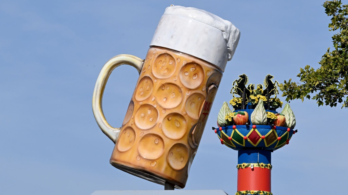 Am Samstag scheint in weiten Landesteilen von früh bis spät die Sonne. Im Südwesten und teilweise am Alpenrand kann es mehr Wolken geben, aber dort bleibt die Wahrscheinlichkeit für Schauer und Gewitter gering. - Foto: Bernd Weißbrod/dpa