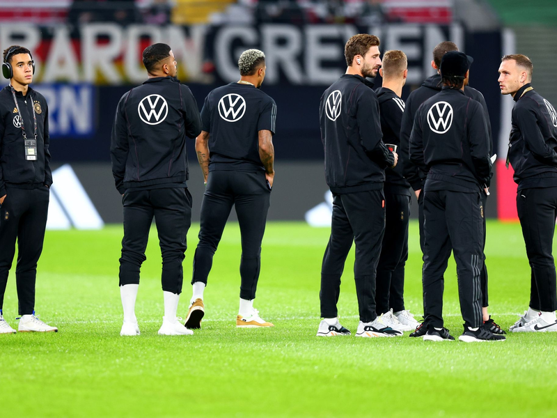 Julian Köster (r) und die DHB-Auswahl machten einen großen Schritt Richtung Halbfinale. - Foto: Tom Weller/dpa