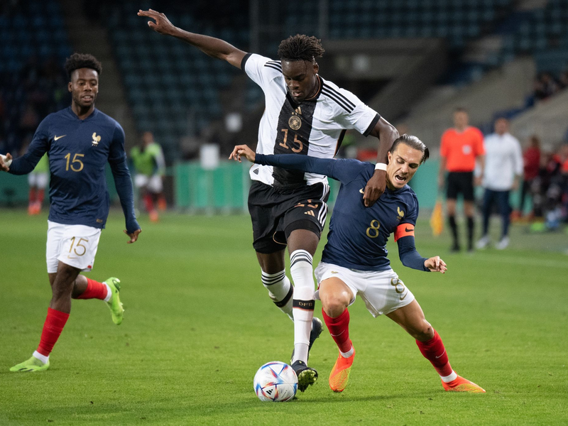 Frankreichs N'Golo Kanté (l) im Zweikampf mit dem Niederländer Jeremie Frimpong. - Foto: Hendrik Schmidt/dpa