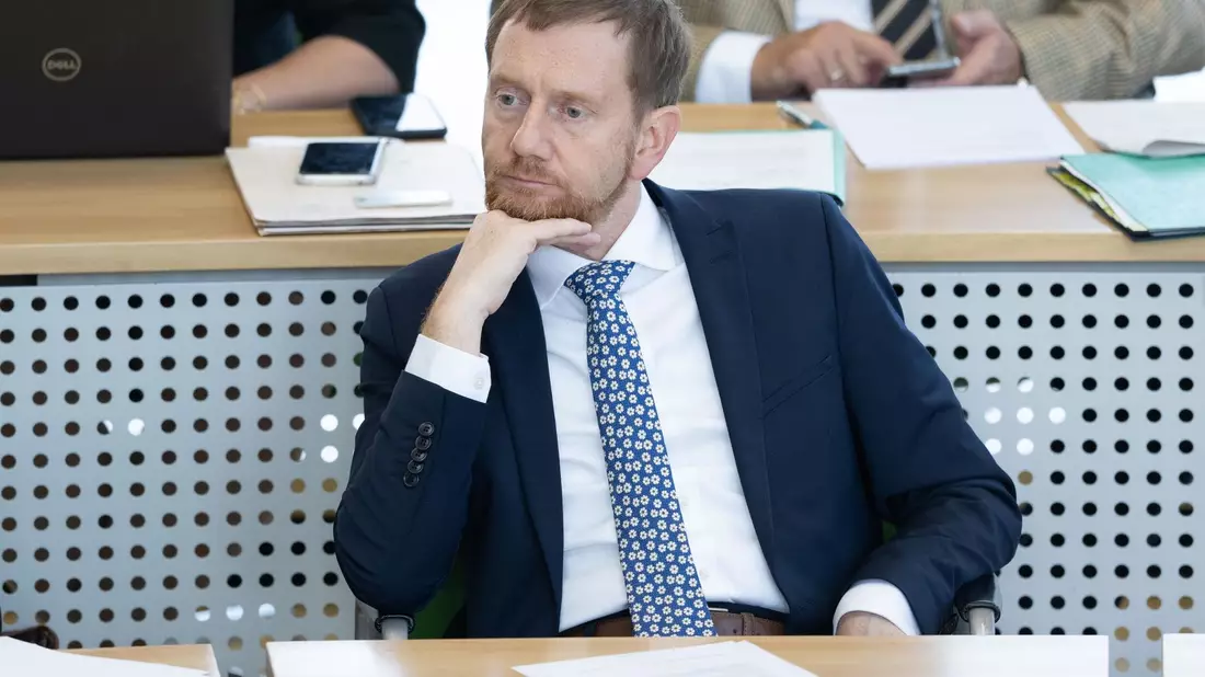 Sachsens Regierungschef Kretschmer liegt mit seiner CDU in Umfragen derzeit vor der AfD - Bild: Sebastian Kahnert/dpa