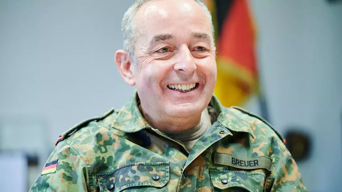 Der Generalinspekteur der Bundeswehr, Carsten Breuer, hat der von Russland angegriffenen Ukraine kurz vor dem dritten Jahrestag des Kriegsbeginns bei einem Besuch weitere Unterstützung zugesichert. (Archivbild)  - Bild: Annette Riedl/dpa