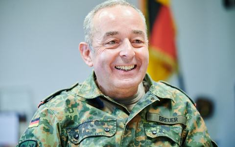 Der Generalinspekteur der Bundeswehr, Carsten Breuer, hat der von Russland angegriffenen Ukraine kurz vor dem dritten Jahrestag des Kriegsbeginns bei einem Besuch weitere Unterstützung zugesichert. (Archivbild)  - Foto: Annette Riedl/dpa
