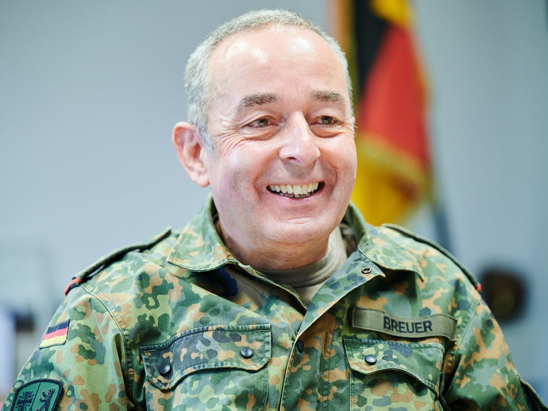 Der Generalinspekteur der Bundeswehr, Carsten Breuer, hat der von Russland angegriffenen Ukraine kurz vor dem dritten Jahrestag des Kriegsbeginns bei einem Besuch weitere Unterstützung zugesichert. (Archivbild)  - Foto: Annette Riedl/dpa