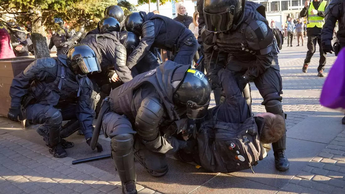 Feuerwehrleute stehen neben dem beschädigten Hochhaus im Geschäftsviertel Moskwa City. - Bild: Uncredited/AP/dpa