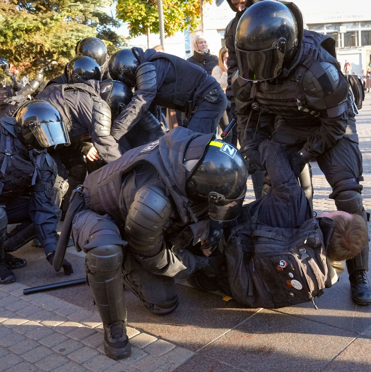 Menschen blicken auf ein Wohnhaus, das Berichten zufolge durch eine ukrainische Drohne beschädigt wurde. - Foto: Uncredited/AP/dpa