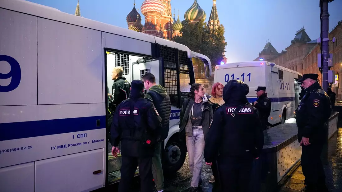 Eine Demonstrantin protestiert in Moskau gegen die Teilmobilisierung wegen des Angriffskriegs gegen die Ukraine. - Bild: Uncredited/AP/dpa