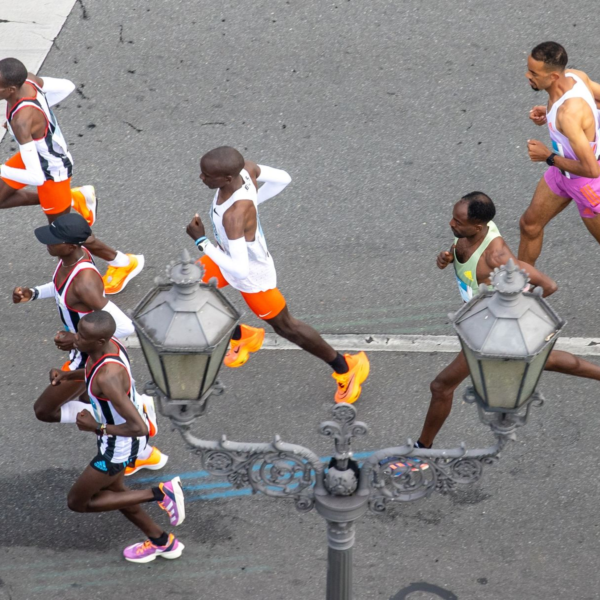 Eliud Kipchoge gewann zum fünften Mal den Berlin-Marathon. - Foto: Andreas Gora/dpa
