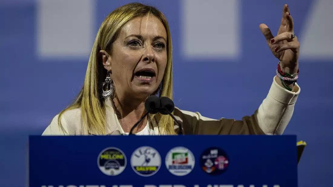 Ministerpräsidentin Giorgia Meloni (hinten M.) nimmt an der Trauerfeier für ihren Amtsvorgänger teil. - Bild: Oliver Weiken/dpa