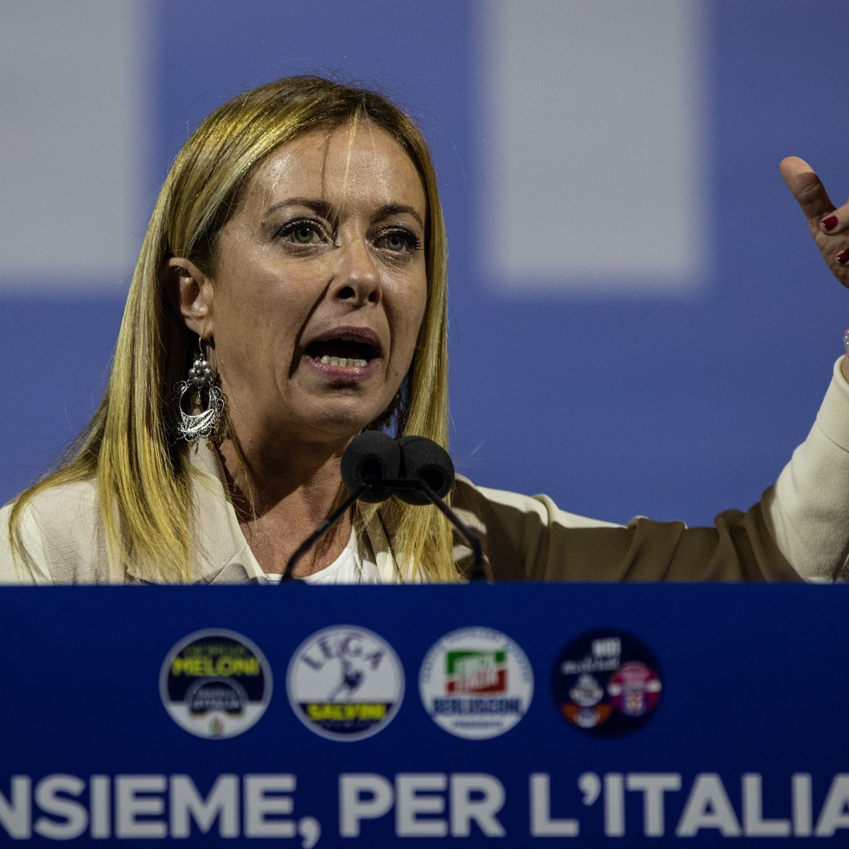 Ministerpräsidentin Giorgia Meloni (hinten M.) nimmt an der Trauerfeier für ihren Amtsvorgänger teil. - Foto: Oliver Weiken/dpa