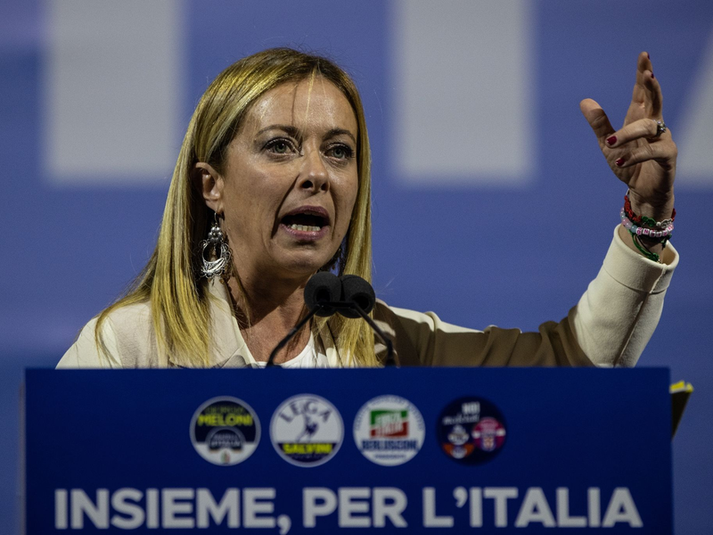 Ministerpräsidentin Giorgia Meloni (hinten M.) nimmt an der Trauerfeier für ihren Amtsvorgänger teil. - Foto: Oliver Weiken/dpa