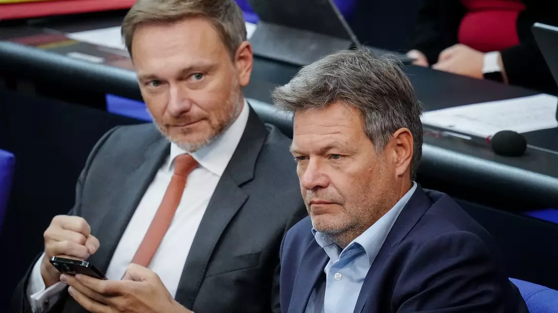 Die Parteien von Finanzminister Christian Lindner (FDP) und Wirtschaftsminister Robert Habeck (Grüne) streiten sich weiter über das das Heizungsgesetz. - Bild: Kay Nietfeld/dpa