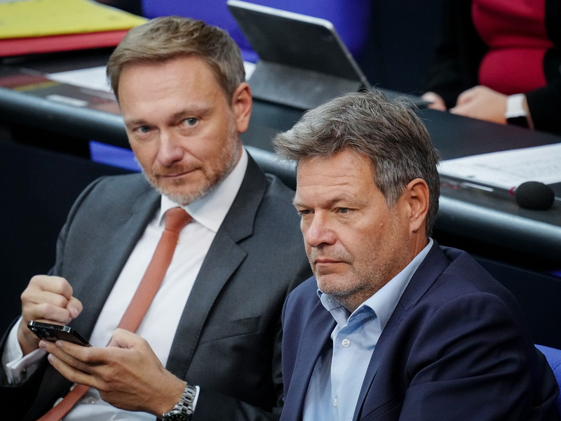 Christian Lindner, Bundesminister der Finanzen, und Robert Habeck, Bundesminister für Wirtschaft und Klimaschutz. In Bezug auf das Heizungsgesetz herrscht weiterhin Streit bei den Koalitionspartnern. - Foto: Kay Nietfeld/dpa