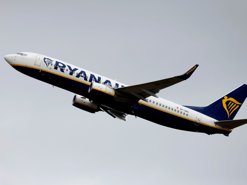 Eine Passagiermaschine der Fluggesellschaft Ryanair auf dem Flughafen Köln/Bonn. - Foto: Thomas Banneyer/dpa