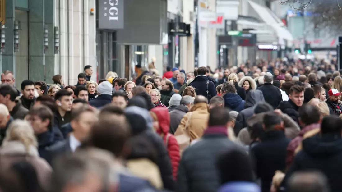 In Deutschland lebten laut Zensus 2022 am 15. Mai 82,7 Millionen Menschen (Symbolbild). - Bild: Martin Gerten/dpa