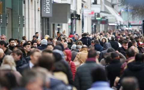 In Deutschland lebten laut Zensus 2022 am 15. Mai 82,7 Millionen Menschen (Symbolbild). - Foto: Martin Gerten/dpa