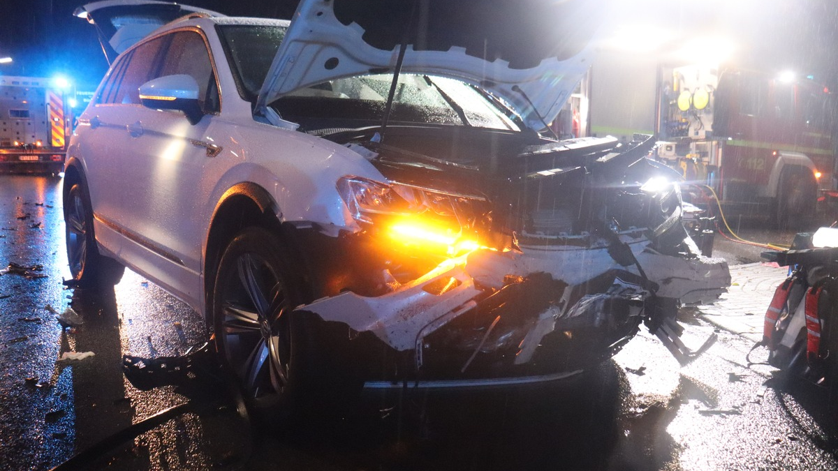 POL-HF: Vier Autos prallen in Waschanlage ineinander - 42-jähriger Mitarbeiter schwer verletzt - Foto: presseportal.de