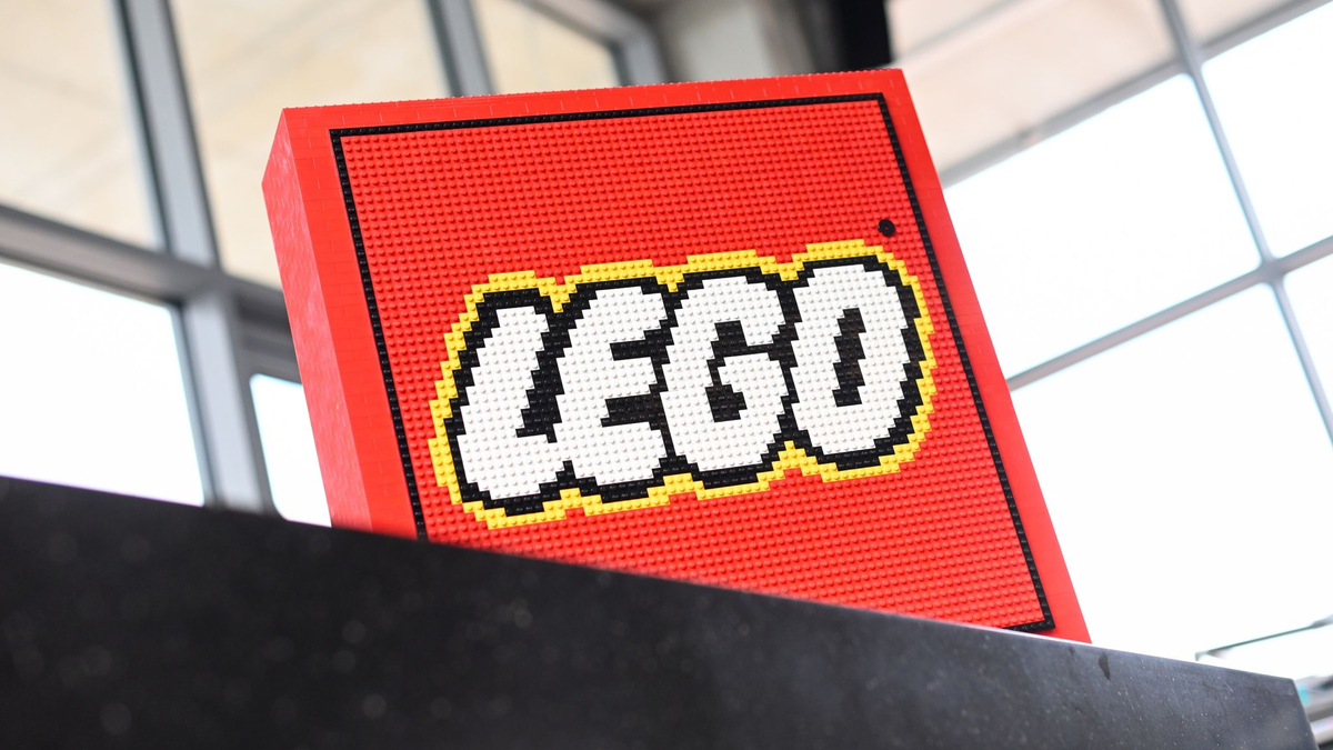 Das aus Lego-Steinen gebaute Logo des dänischen Bauklötzchen-Riesen. - Foto: Tobias Hase/dpa