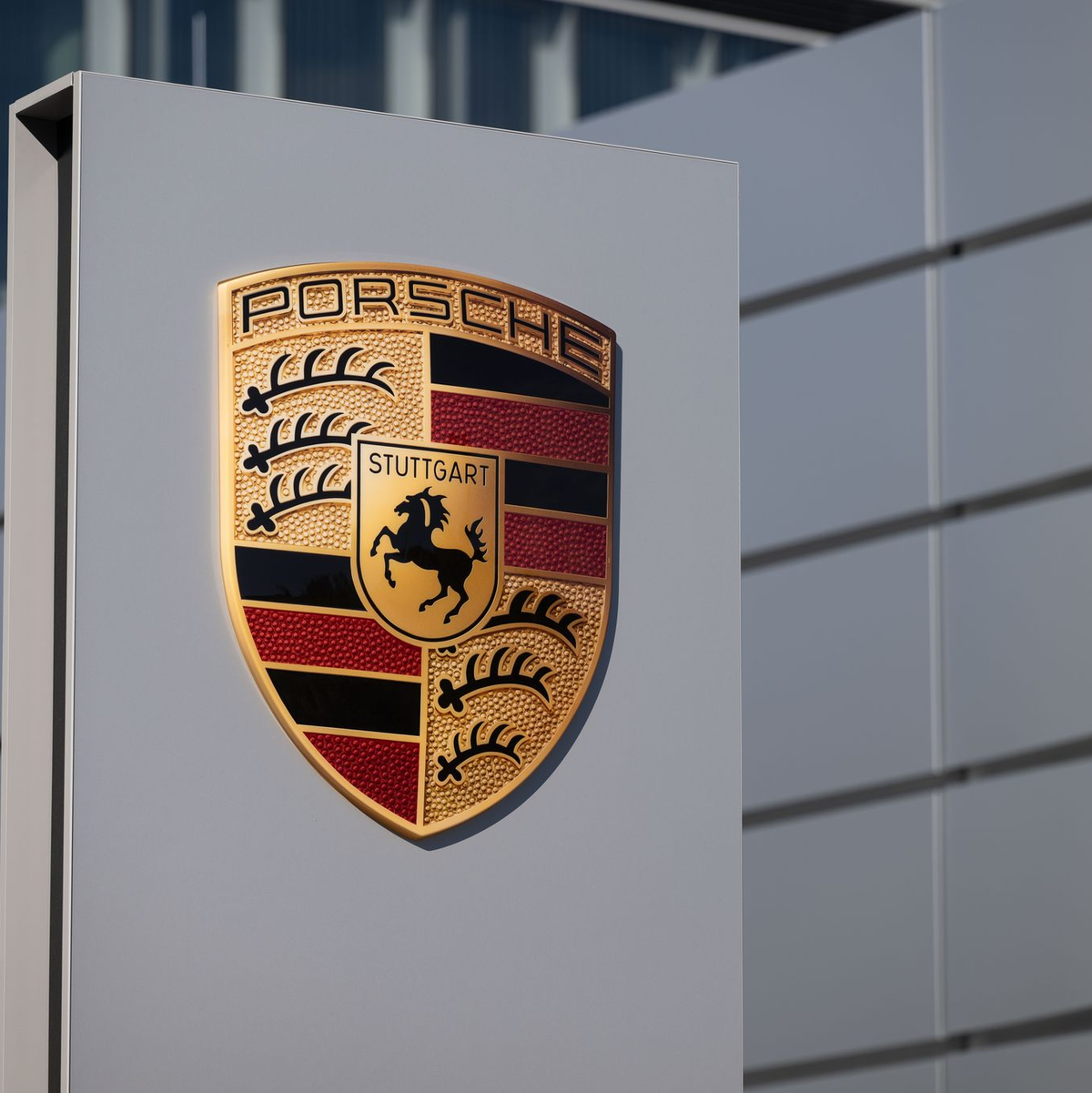 Die Familien Porsche und Piëch hatten sich 2022 auch eine Sperrminorität beim Sportwagenbauer Porsche gesichert. (Archivbild) - Foto: Marijan Murat/dpa