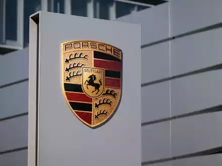 Der Sportwagenbauer Porsche hat im dritten Quartal mehr Geschäft gemacht als erwartet. - Foto: Marijan Murat/dpa
