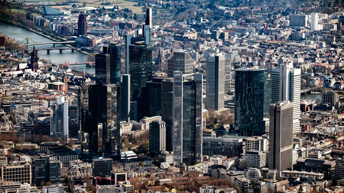 Die Bundesbank sieht dieses Jahr ein schwierigeres Umfeld für deutsche Geldinstitute. (Archivbild) - Bild: Uli Deck/dpa