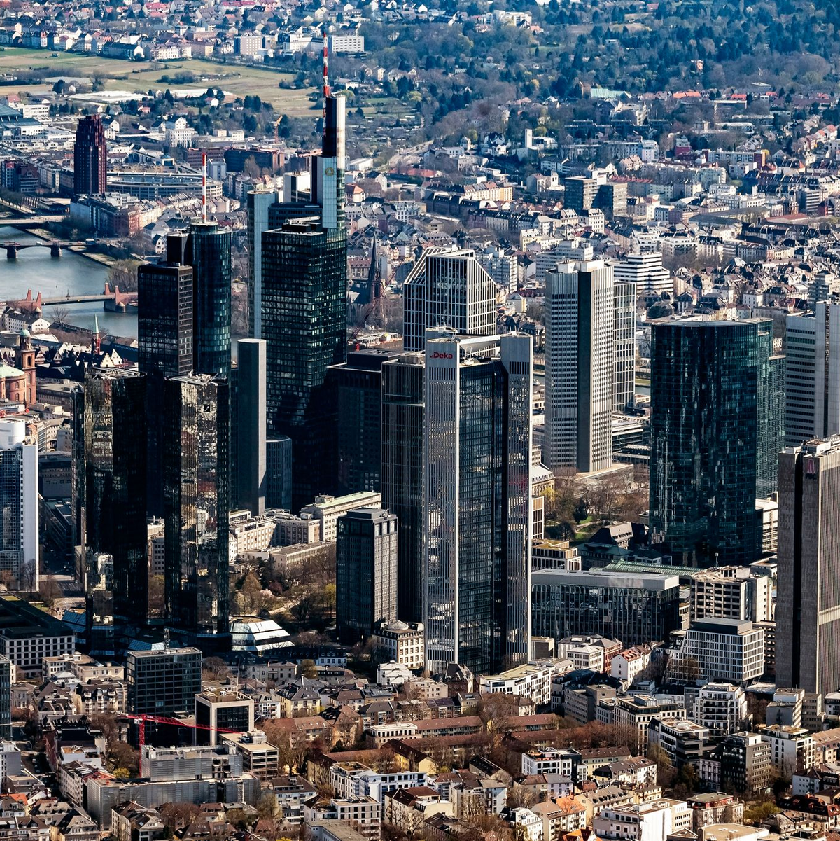 Banken-Skyline in Frankfurt: Mit Cum-Cum-Deals verursachten Banken geschätzt einen Steuerschaden in Milliardenhöhe. (Symbolbild) - Foto: Uli Deck/dpa