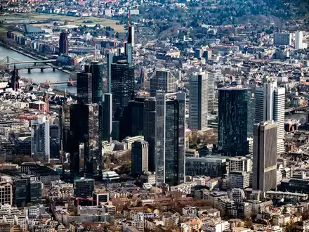 Banken-Skyline in Frankfurt: Mit Cum-Cum-Deals verursachten Banken geschätzt einen Steuerschaden in Milliardenhöhe. (Symbolbild) - Foto: Uli Deck/dpa