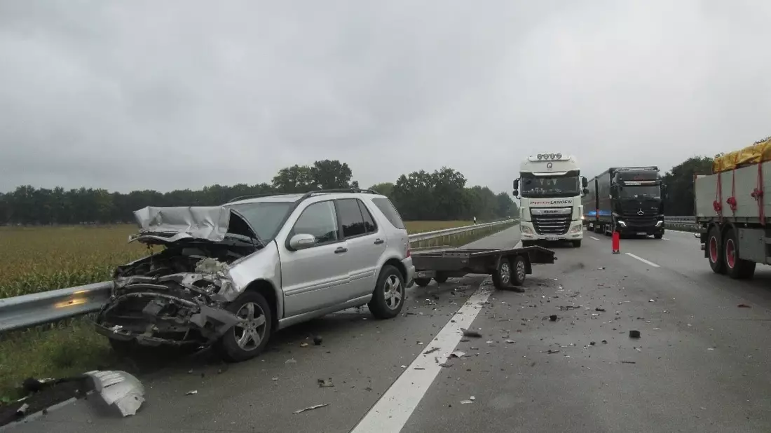 POL-DEL: Landkreis Oldenburg: Schwerer Verkehrsunfall mit einem lebensgefährlich Verletzten und zwei schwerverletzten Personen in Ahlhorn - Bild: presseportal.de