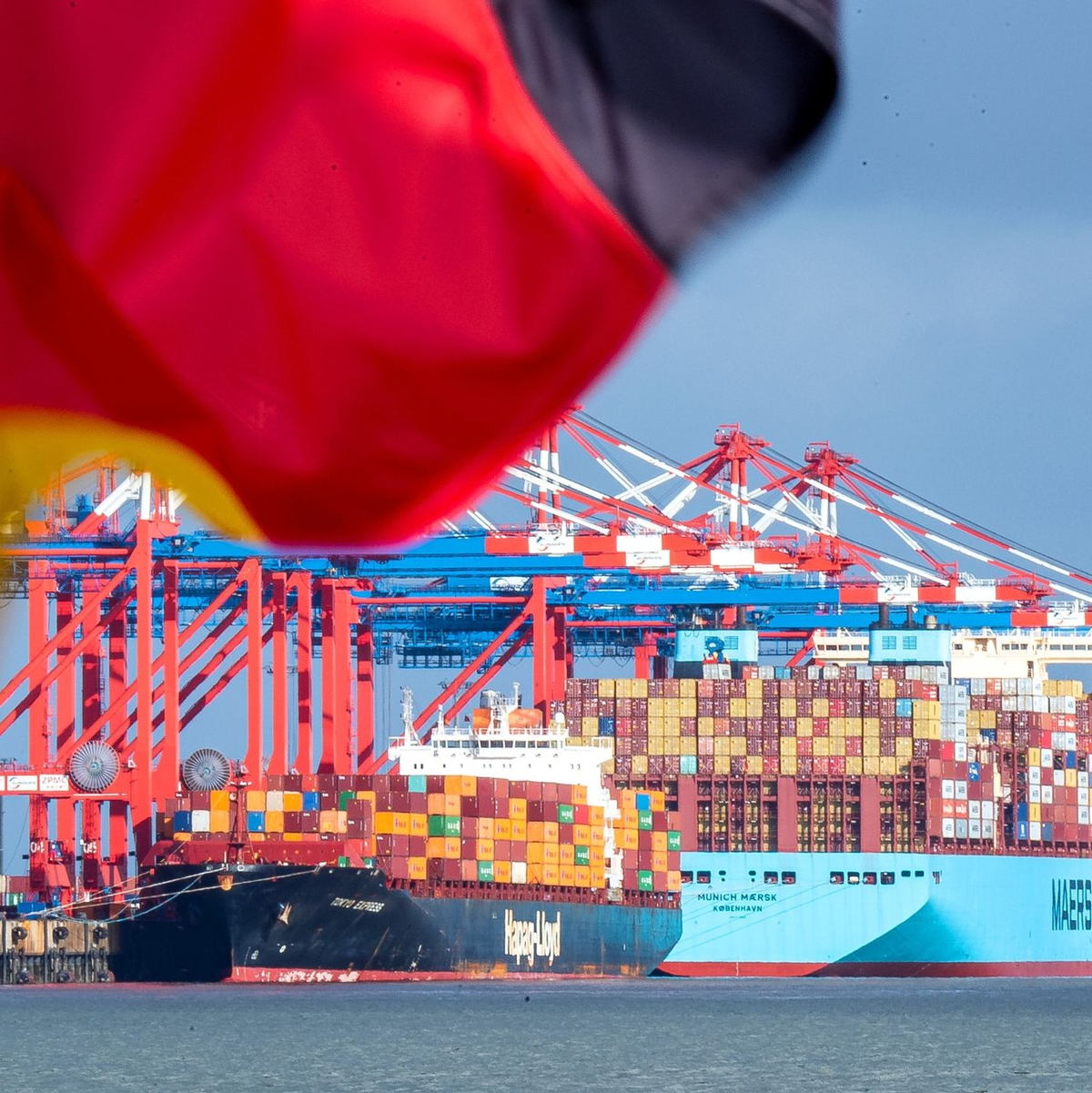 Ein Schiff liegt im Containerhafen Bremerhaven. Die deutsche Wirtschaft schwächelt. - Foto: Sina Schuldt/dpa