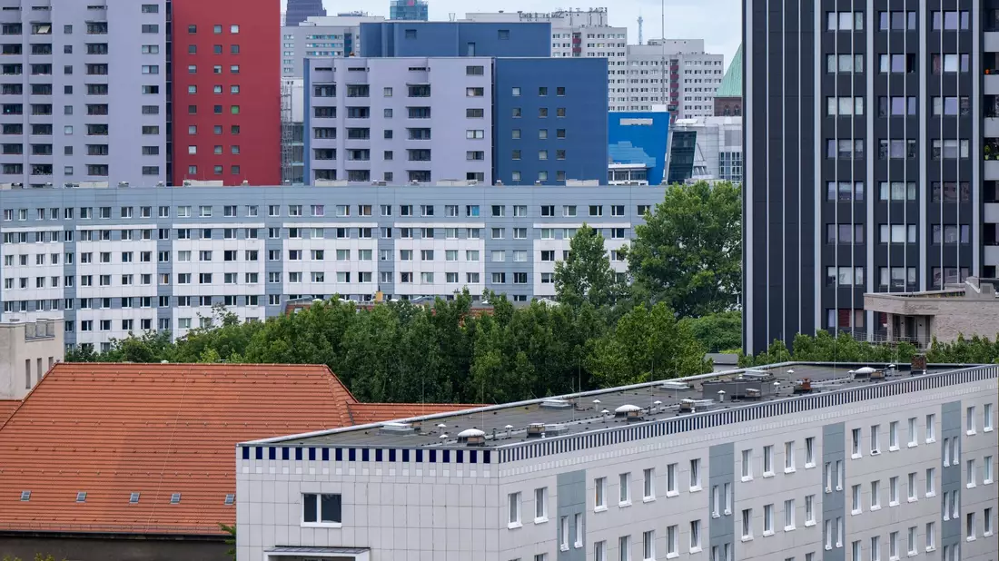 Der BGH will klären, ob Gemeinschaftskosten von WOhnungseigentümern auch zulasten einzelner Eigentümer umverteilt werden dürfen. - Bild: Monika Skolimowska/dpa