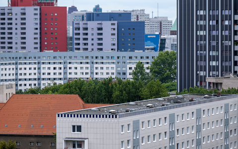 Nicht nur die gestiegenen Zinsen umtreiben Immobilienkäufer, sondern auch erhöhte Energie-Anforderungen mit dem Heizungsgesetz. - Foto: Monika Skolimowska/dpa