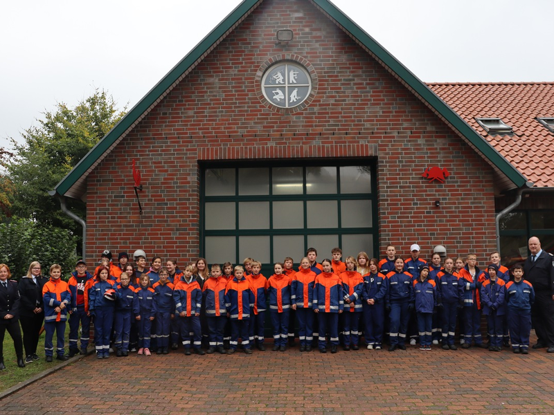 FF Bad Salzuflen: Imbisswagen brennt am Fachmarktzentrum vollständig aus / Feuerwehr Bad Salzuflen ist mit 25 Einsatzkräften vor Ort. - Foto: presseportal.de