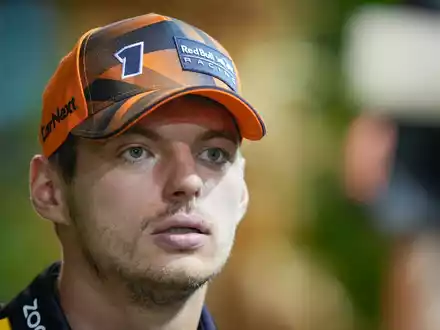 Max Verstappen kann über den Weltverband nur den Kopf schütteln. - Foto: Vincent Thian/AP/dpa