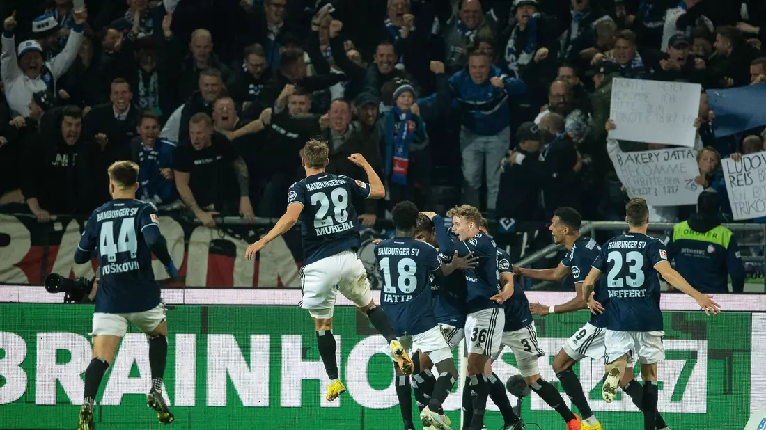 Leverkusens Spieler feiern den 2:1-Sieg beim VfL Wolfsburg. - Bild: Swen Pförtner/dpa