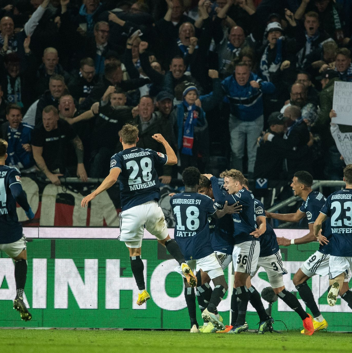 Leverkusens Spieler feiern den 2:1-Sieg beim VfL Wolfsburg. - Foto: Swen Pförtner/dpa