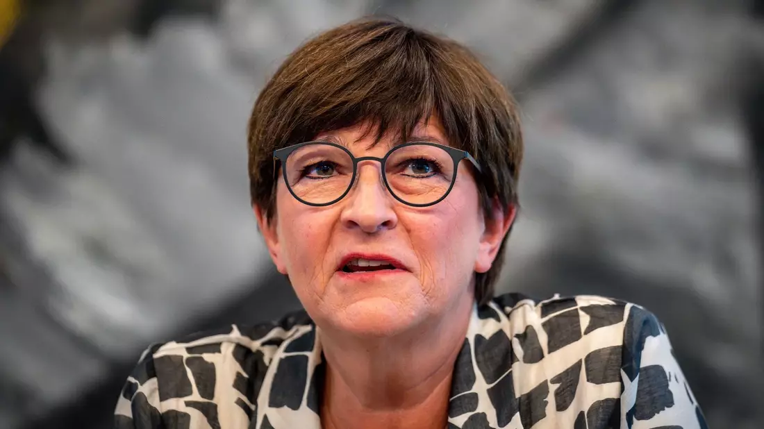 SPD-Chefin Saskia Esken äußert sich zurückhaltend zu einer deutschen Beteiligung an der Kampfjet-Allianz. - Bild: Michael Kappeler/dpa